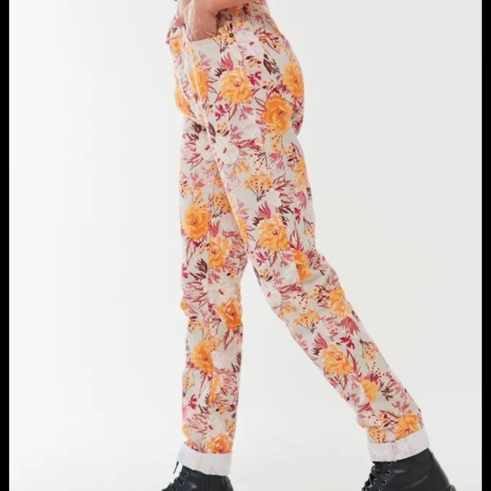 BDG tan Floral Print Mom High Rise baggy tapered jeans Size 26